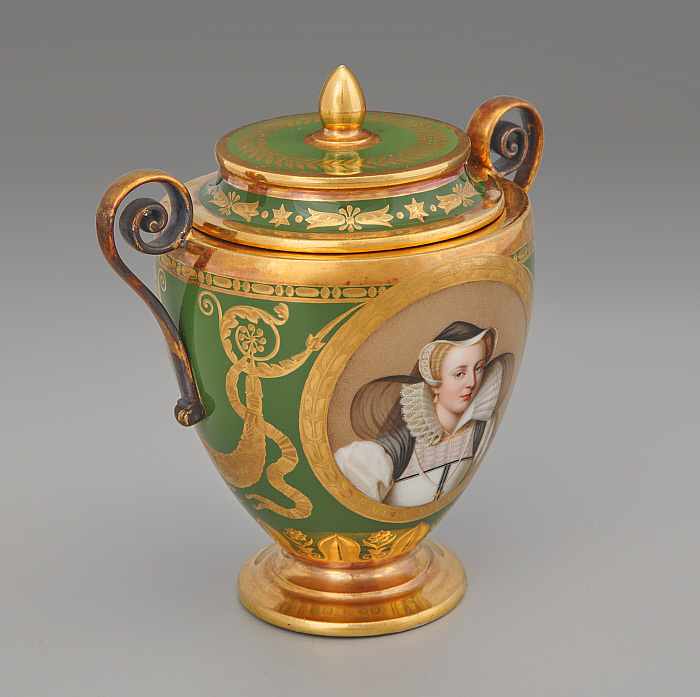 Sugar bowl and cover (pot à sucre à pied anse volute couvert) with portraits of Elizabeth I (1533-1603) and Mary, Queen of Scots (1542-1587) Slider Image 4